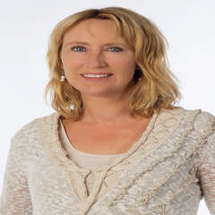 Author Bio: Simone van der Vlugt