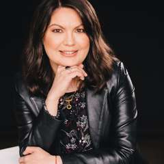 Author Bio: Katya de Becerra